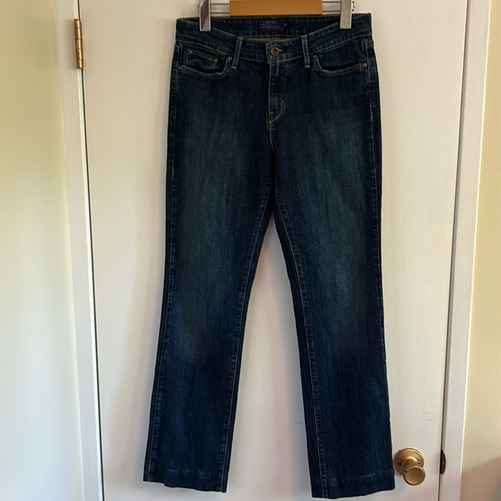 Levi’s VGUC slight curve classic straight leg jeans, size 8.